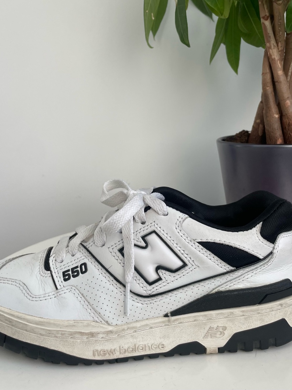 Women Size 6.5 New Balance 550
White Black Shoes Boy Size 5